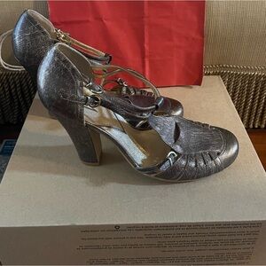 Vince Camuto gold leather T strap Mary jane shoe sz10